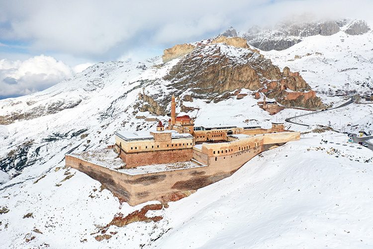 زیبایی ها در کردستان ترکیه؛ کاخ تاریخی اسحاق پاشا در آگری زیر لحافی از برف