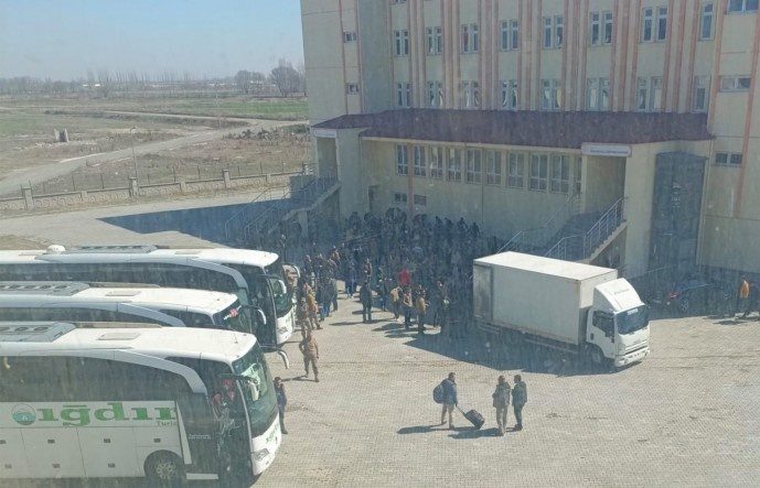 انتقال نیروهای نظامی به کردستان ترکیه برای رای دادن