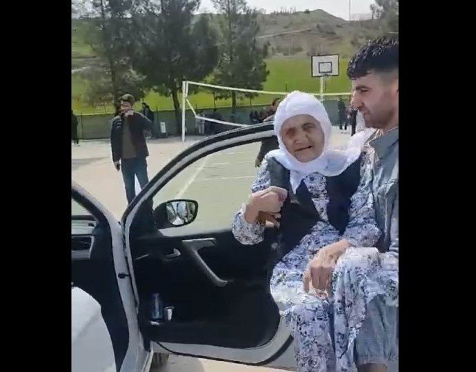 مادربزرگ 94 ساله کُرد در حمایت از دم پارتی رای خود را به صندوق انداخت