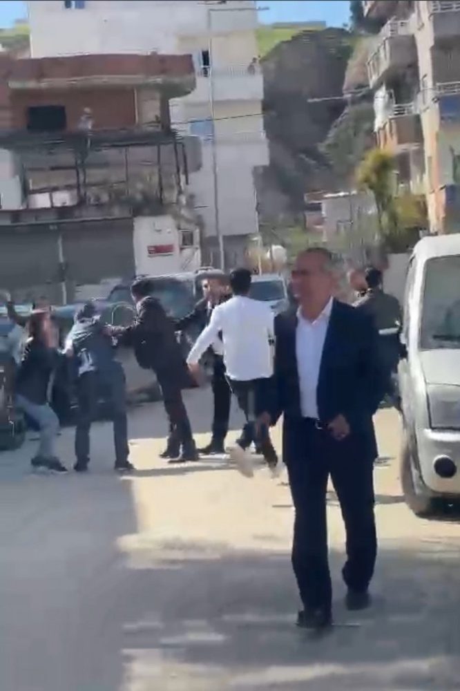 نامزد AKP به صورت مسئول حزب خوب در جزیر شرناخ سیلی زد