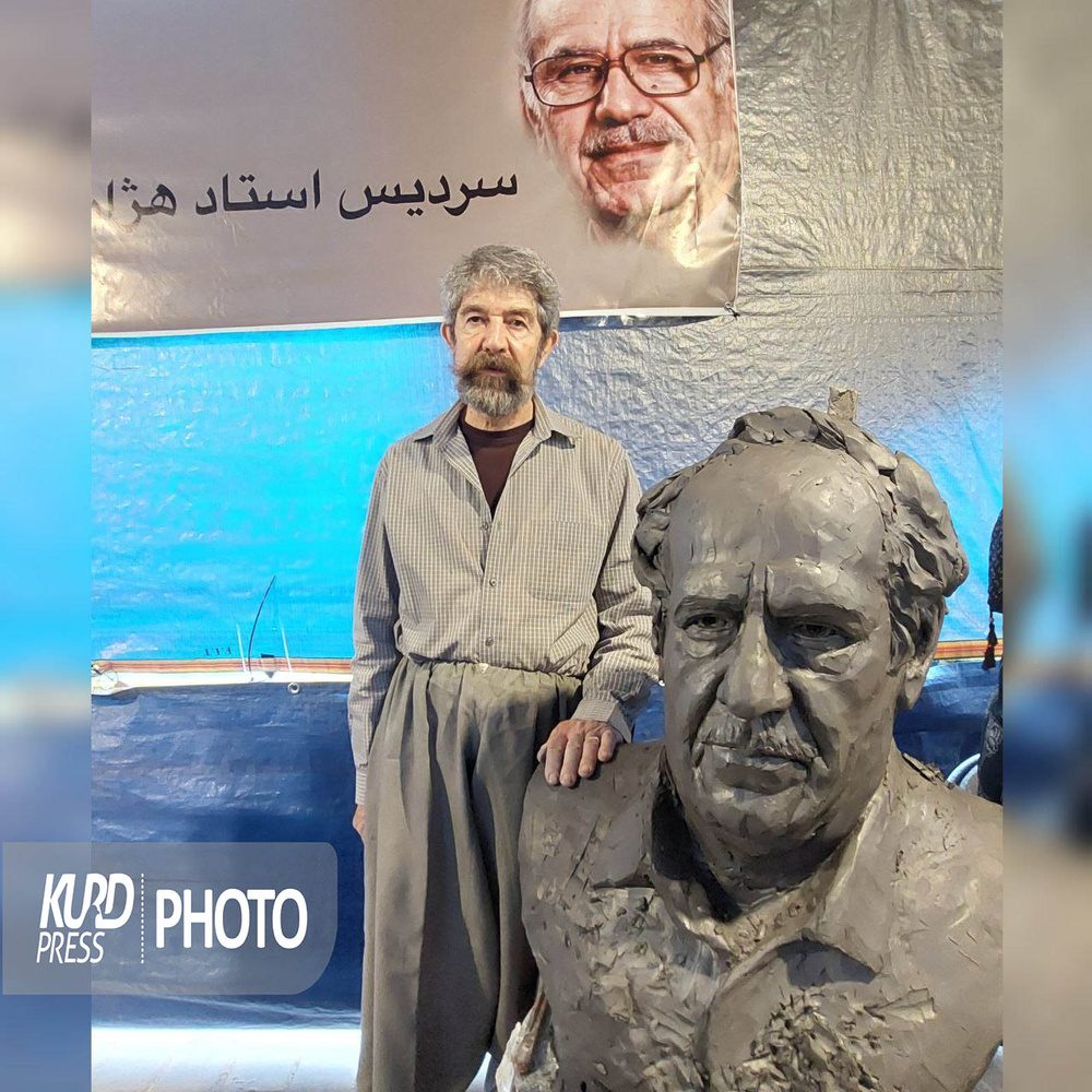 الهام از  وصیت استاد هژار برای ساخت مجسمه/پیکره مفاخر زمینه ساز حضور ابدی آنها می شود