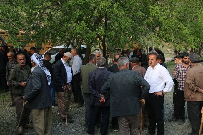دستتان را از سرزمین های ما بکشید/درختان بلوط ما را قتل عام کردید + تصاویر