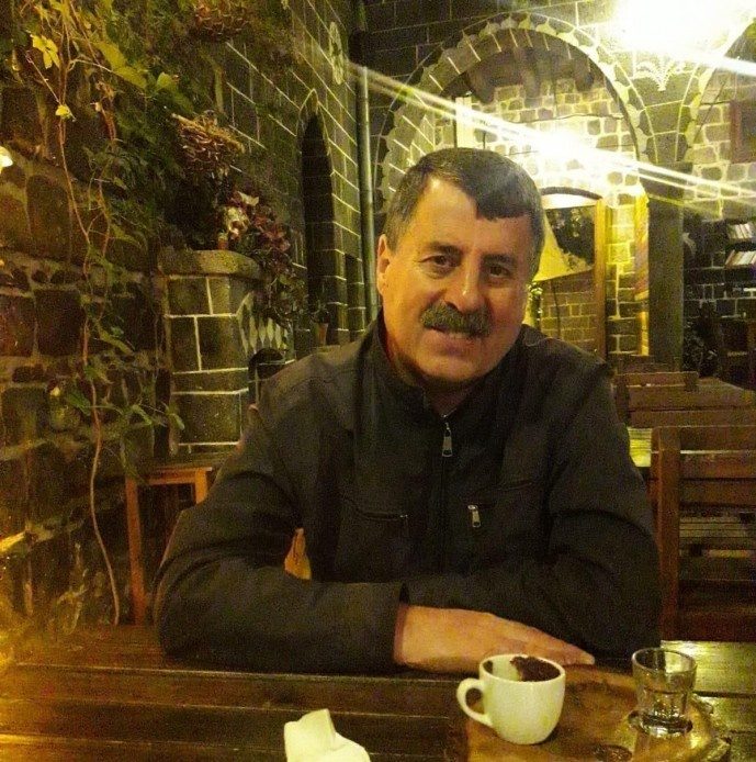 شهروند اهل ئامد که توسط یک پلیس زیر کرفته شده بود، جان باخت