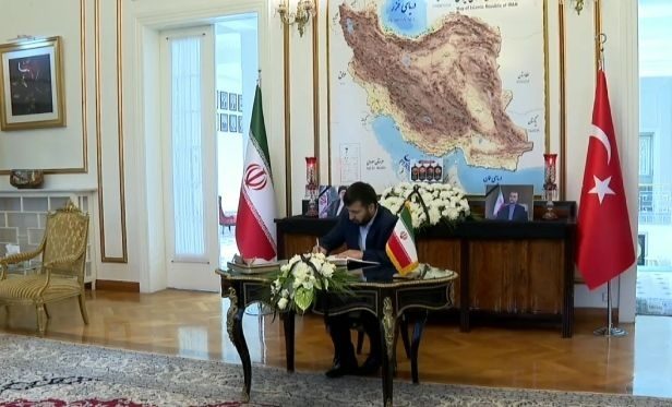 گشایش دفتر یادبود تسلیت برای رئیسی و همراهان در سفارت ایران در آنکارا + فیلم