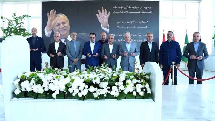 سەرکونسوڵی ئێران تاجەگوڵینە لەسەر مەزاری مام جەلال دا نیا
