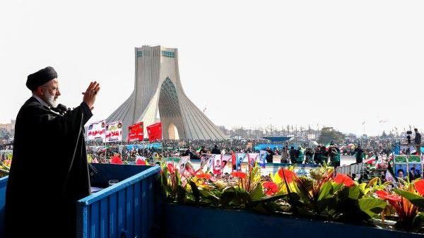 ایران نه از شرق دستور می گیرد نه از غرب/ اجازه نمی‌دهیم یک وجب از خاکمان در اختیار بیگانه قرار بگیرد