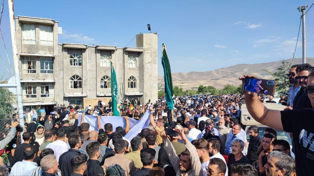 پیکر شیخ آزاد شهابی در قبرستان آیچی سقز آرام گرفت