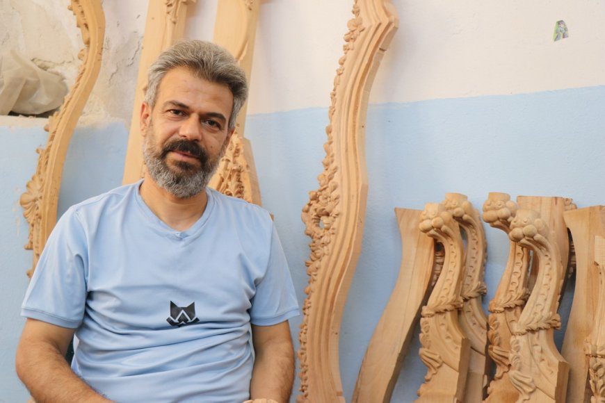 با دستان خود چوب‌ را به اثر هنری تبدیل می‌کند