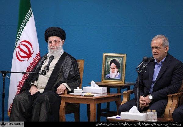 رهبر انقلاب: آقای رئیس جمهور برای انتخاب وزیران با من مشورت کردند/  انرژی هسته‌ای از جمله اولویت‌های زیرساختی و ضروری برای آینده کشور است