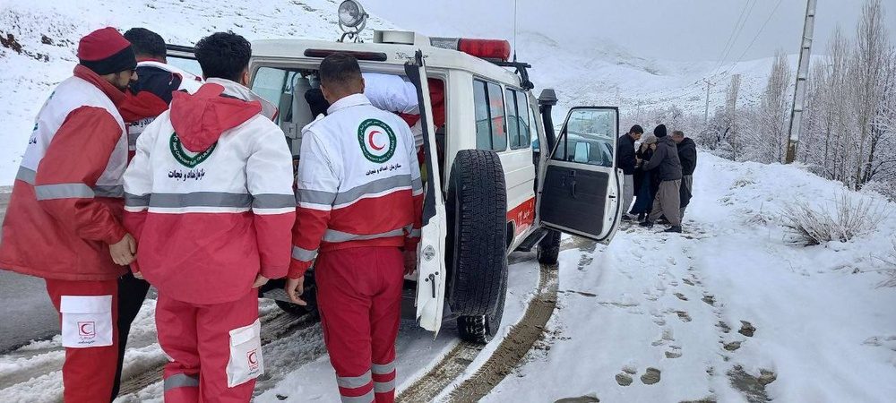 نجات جان ٣ زن باردار گرفتار در مناطق صعب‌العبور و برفی
