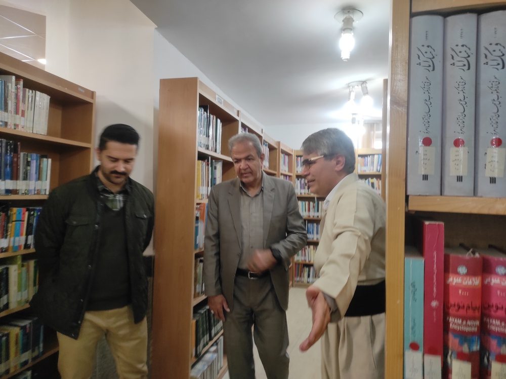 طرح کتابخانه گردی در بانه اجرا شد