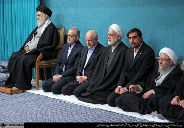 رهبر انقلاب: اصرار برخی از دولت‌های قلدر برای مذاکره، به منظور حل مسائل نیست