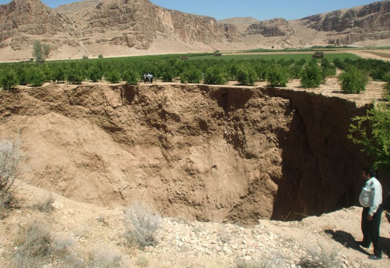 دشت‌های سلماس و کهریز در معرض خطر فرونشست زمین هستند