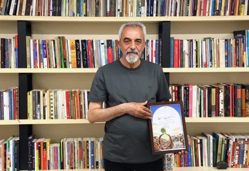 فردین صادق ایوبی «چهره هنر سال» استان کردستان شد