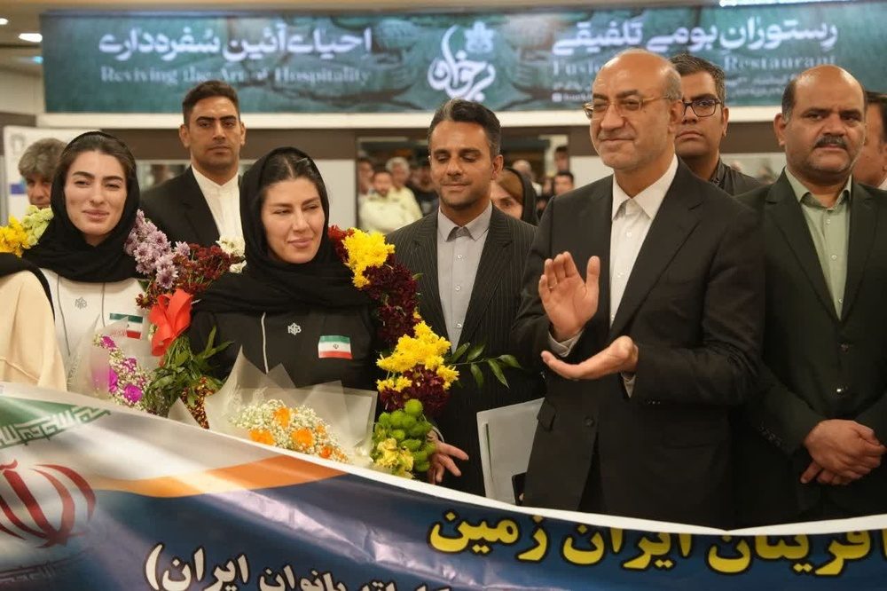 استقبال استاندار از بانوان افتخارآفرین کرمانشاهی در فرودگاه