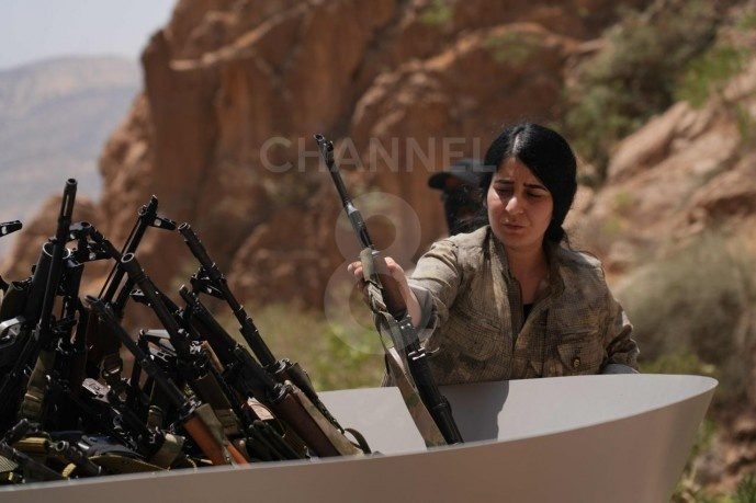 مادری که پس از ۱۲ سال دوری، دختر خود را در آیین ترک سلاح PKK در تلویزیون دید