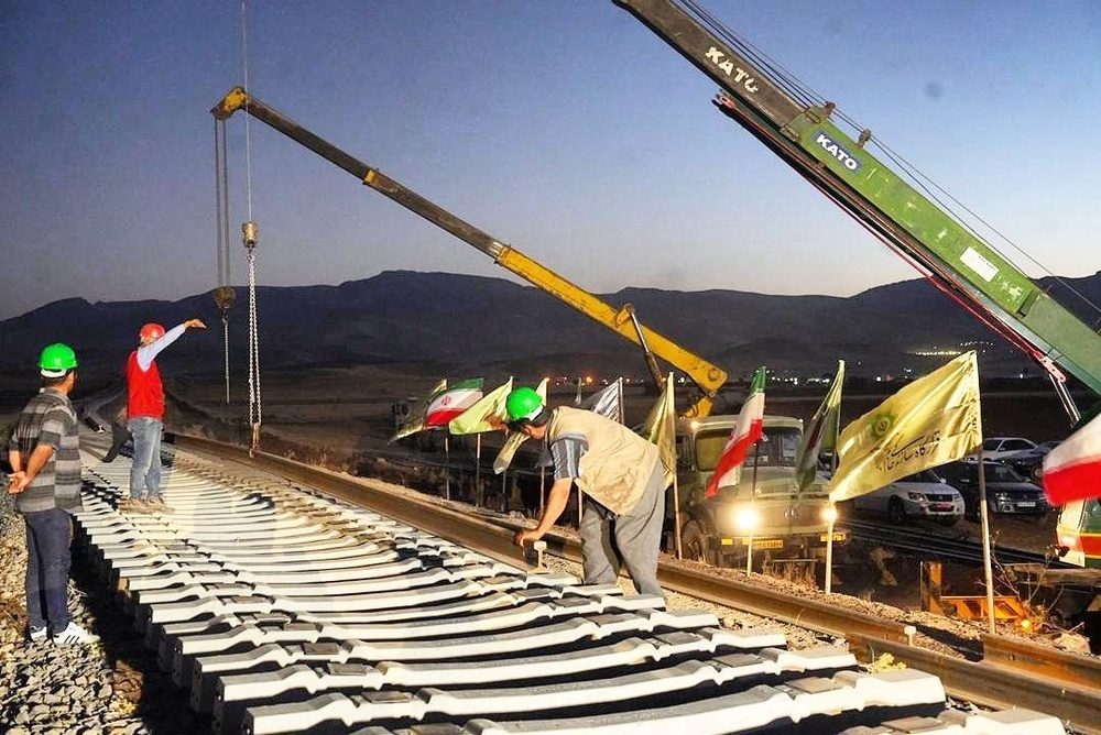 آغاز عملیات اجرایی ریل‌گذاری راه آهن کرمانشاه - اسلام‌آباد غرب