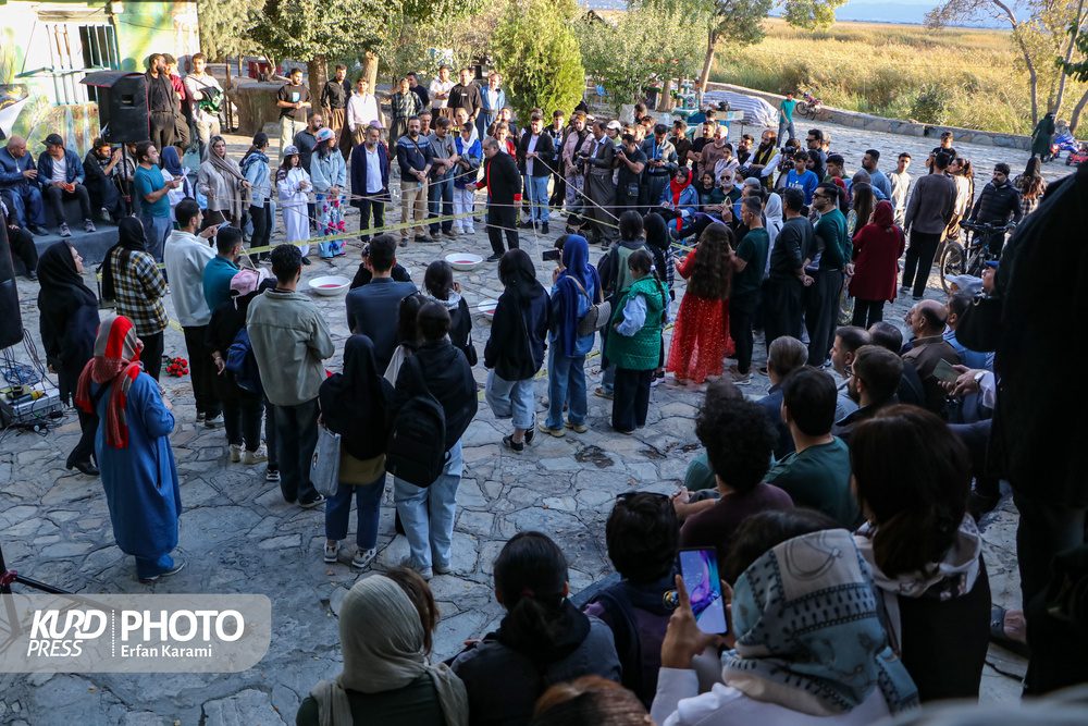 بە بەشداری ۴۴ گرووپی شانۆیی، ۱۸مین فێستیڤاڵی شانۆی سەرشەقام لە مەریوان دەستی پێکرد+ فیلم