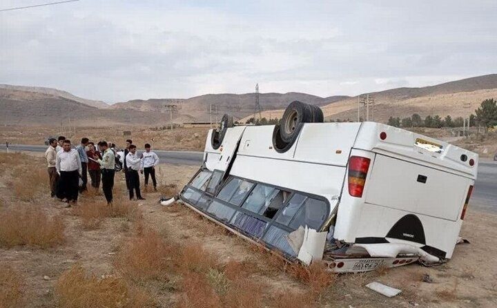 واژگونی مینی بوس در جاده مهاباد با ٢١ مصدوم