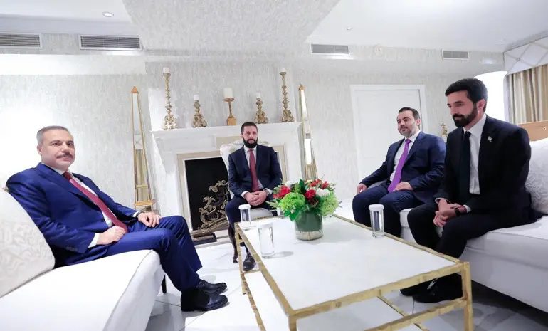 دیدار غیرمنتظره هاکان فیدان با رئیس‌جمهور سوریه احمد الشرع در واشنگتن