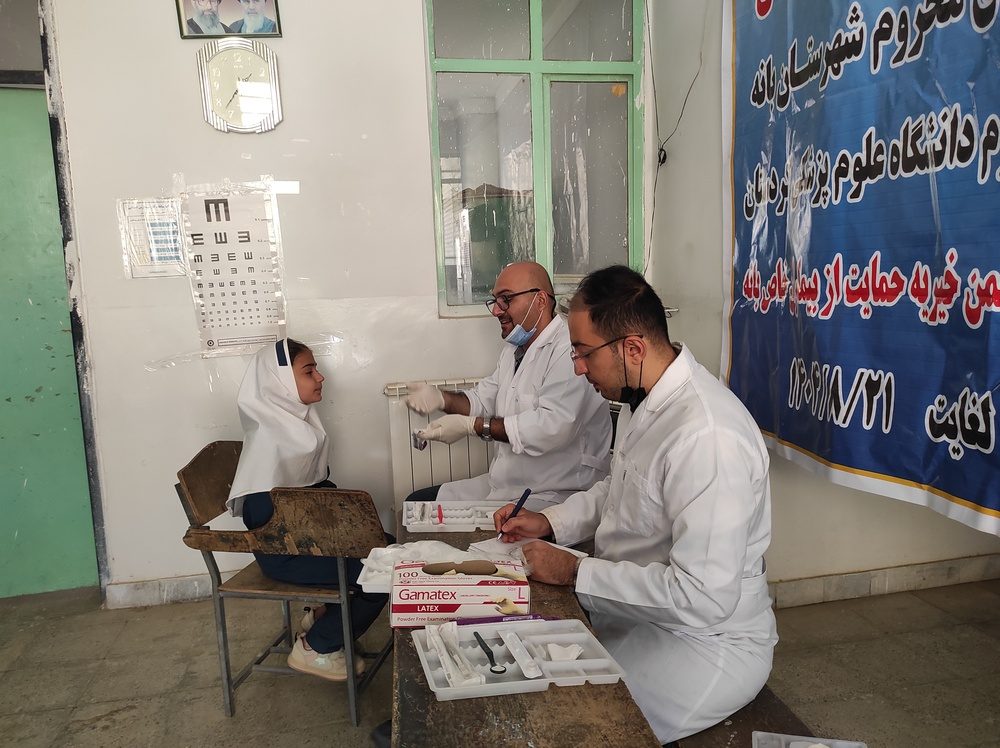 آنها لبخند زیبا به دانش آموزان روستاهای محروم هدیه می دهند