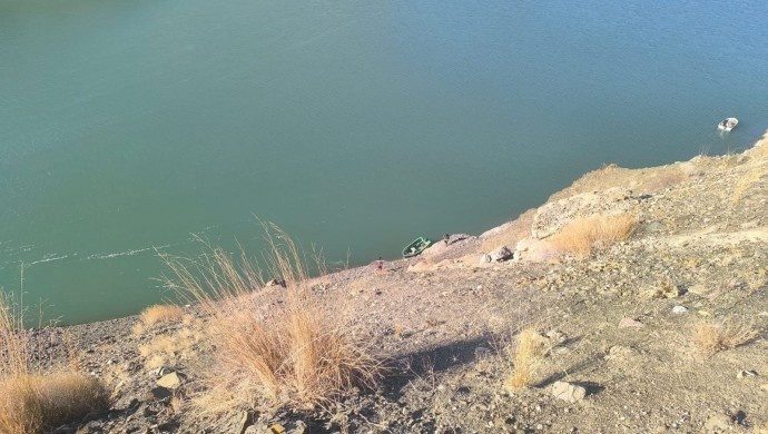 مرگ دردناک سه جوان کُرد در سقوط خودرو به سد زَرنَک در جاده جولمِرگ–وان