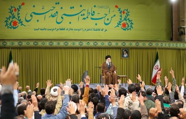 رهبر انقلاب: ایستادگی در مقابل جنگ تبلیغاتی و رسانه‌ای غرب دشوار اما کاملاً ممکن است