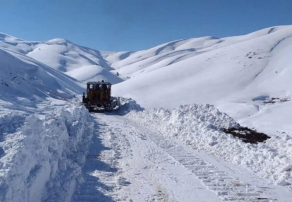 جاده برهان مسدود شد/ برف برق ٦٠ روستای مهاباد را قطع کرد