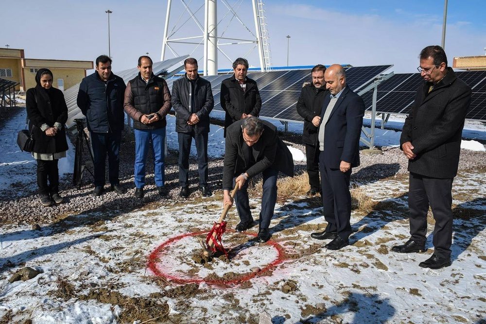 فاز یک نیروگاه خورشیدی انبار نفت ارومیه کلنگ زنی شد