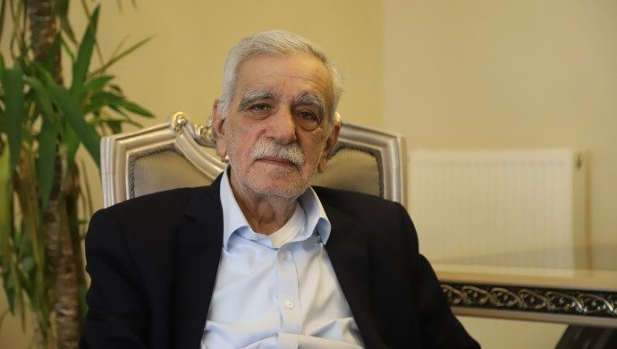 احمد تُرک: سیاست وقت‌کشی و فریب به سود هیچ‌کس نیست