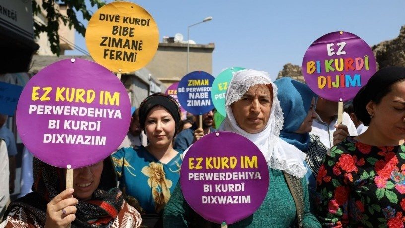 فریاد زبان مادری در استانبول؛ «ما هستیم، زبان‌ ما هم هست!» + فیلم