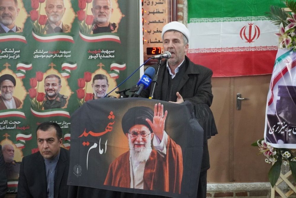امام جمعه مهاباد: رهبر معظم انقلاب درس عزت را در مکتب آزادگان به ما آموخت