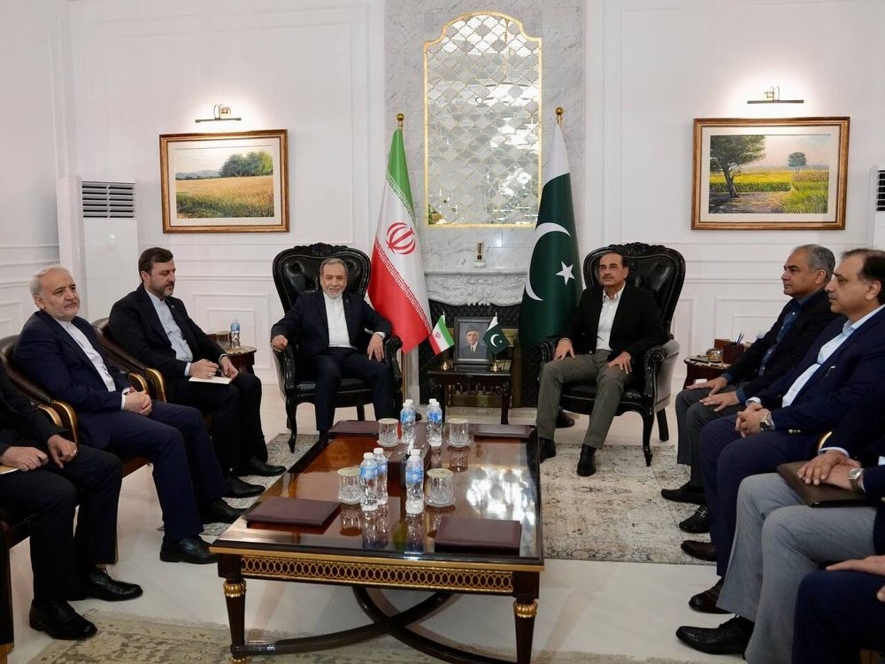 وزیر امورخارجه ایران با فرمانده ارتش پاکستان دیدار کرد