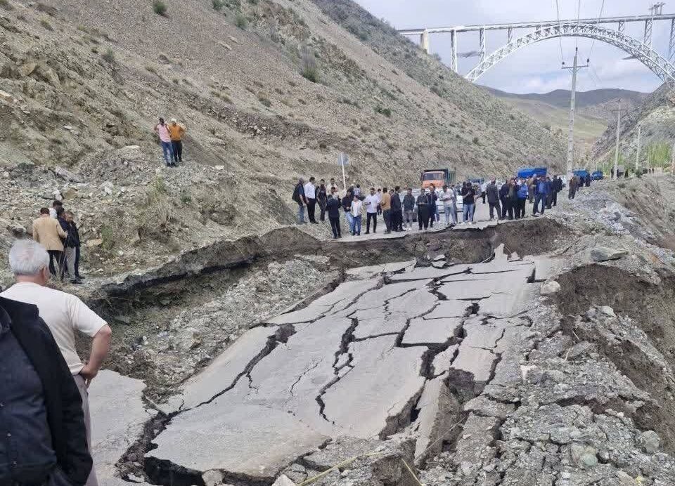 رانش زمین در محور خوی به مرز رازی/جاده موقتا بازگشایی شد