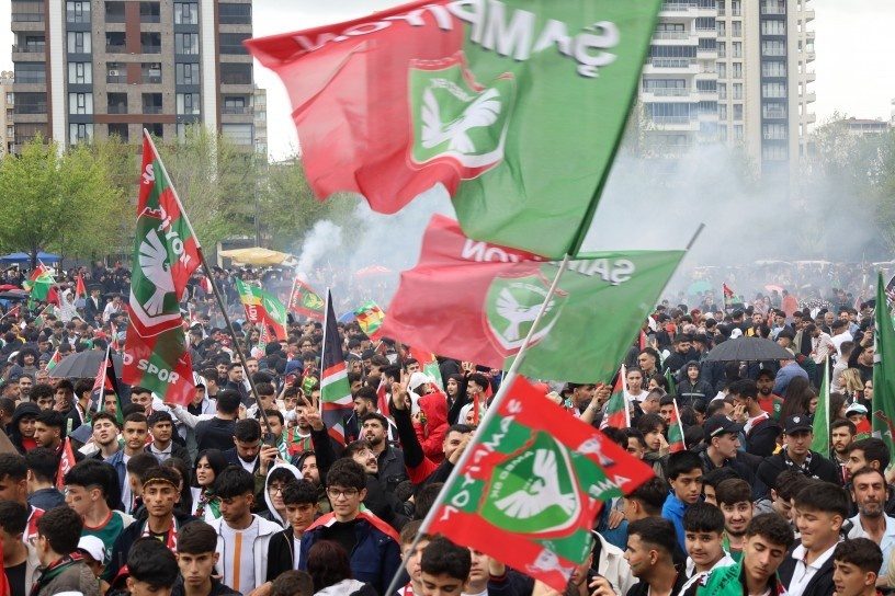 صعود آمداسپور به سوپر لیگ ترکیه؛ کردها تا صبح در شهرهای مختلف ترکیه جشن گرفتند  + فیلم و تصاویر