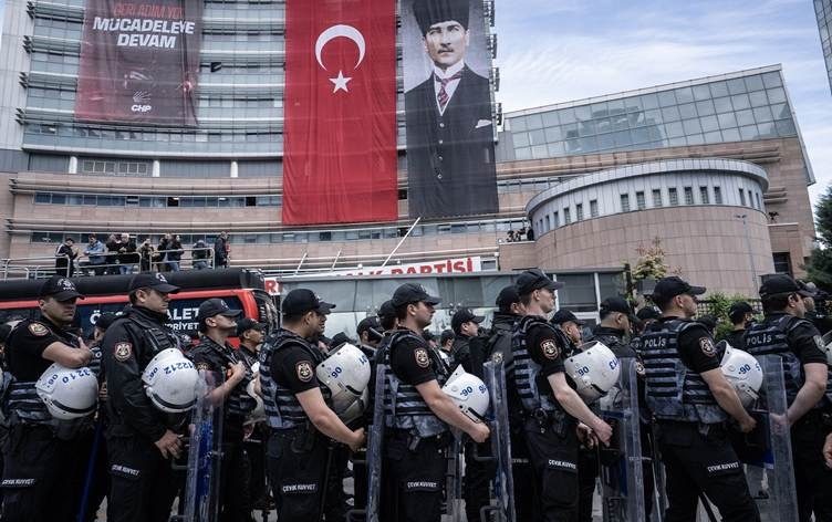 تنش شدید در مقر CHP؛ پلیس با گاز اشک‌آور وارد ساختمان حزب شد