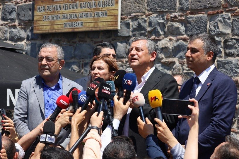 اوزگور اوزل در دیاربکر: با برقراری صلح پایدار طاهر الچی آرام خواهد گرفت