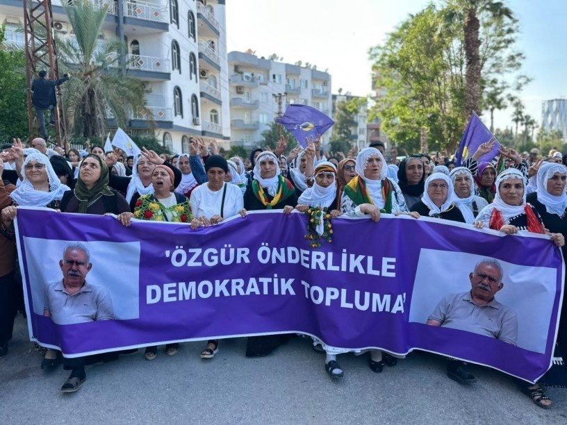 پخش فیلم سخنان عبدالله اوجالان در میتینگ وان؛ هزاران نفر شعار زنده‌باد اوجالان سر دادند