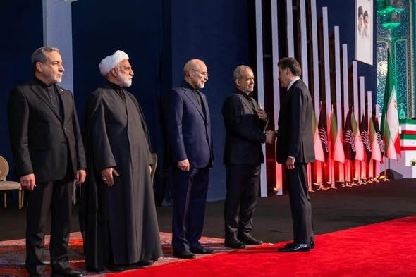 فعال سیاسی اقلیم کردستان: تلاوت آیات پایانی سوره فجر برای نچیروان بارزانی حامل پیام‌های نمادین دیپلماتیک بود