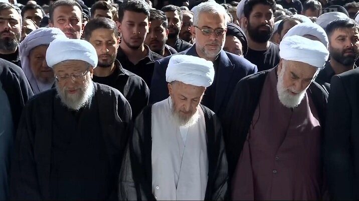 مراسم بدرقه و خواندن نماز بر پیکر مطهر رهبر شهید انقلاب در مصلی تهران برگزار شد