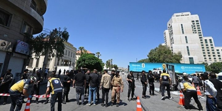 پەیامی تەقینەوەکانی دیمەشق هاوکات لەگەڵ سەردانەکەی ماکرۆن