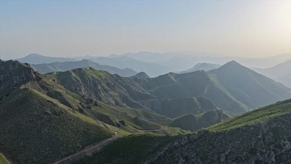 قله برفی و دامنه‌های سبز کوه کَل‌مَمو در شرناخ از آسمان به تصویر کشیده شد + تصاویر
