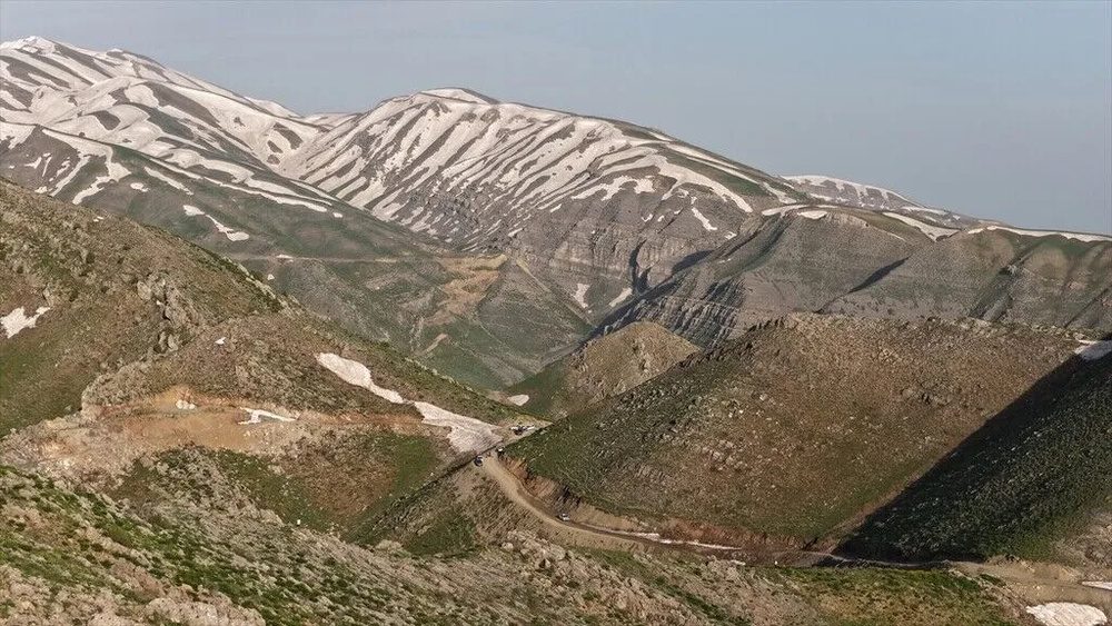 قله برفی و دامنه‌های سبز کوه کَل‌مَمو در شرناخ از آسمان به تصویر کشیده شد + تصاویر
