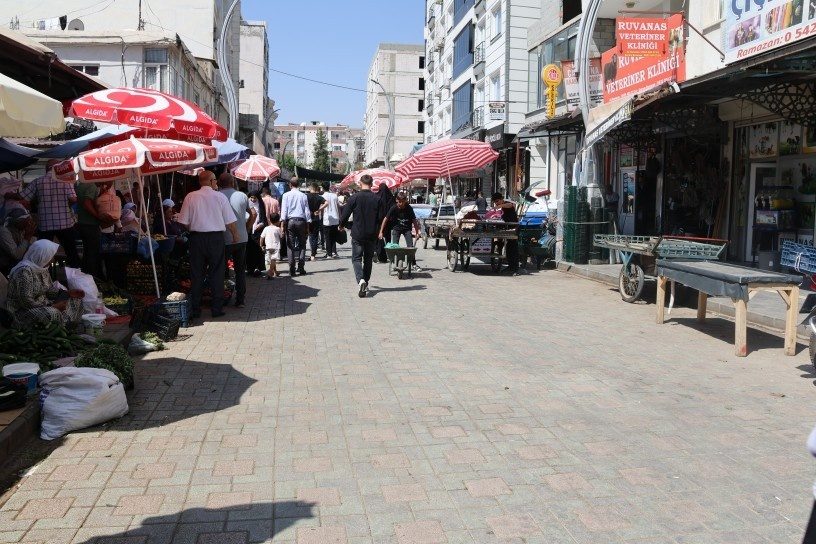 زنان میوه فروش بازار جزیر: مردها ما را به گوشهای بیرونق هُل می دهند + فیلم