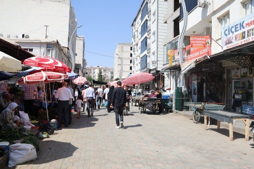 زنان میوه فروش بازار جزیر: مردها ما را به گوشهای بیرونق هُل می دهند + فیلم