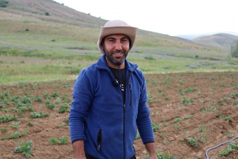تلاش مهندس کُرد برای زنده کردن کشاورزی در روستایی که سال ها اجازه کشت نداشت + فیلم