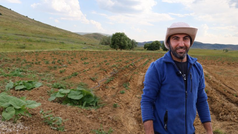 تلاش مهندس کُرد برای زنده کردن کشاورزی در روستایی که سال ها اجازه کشت نداشت + فیلم
