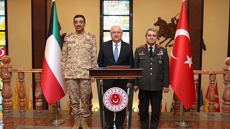 وزیر دفاع ترکیه با رئیس ستاد کل ارتش کویت دیدار کرد