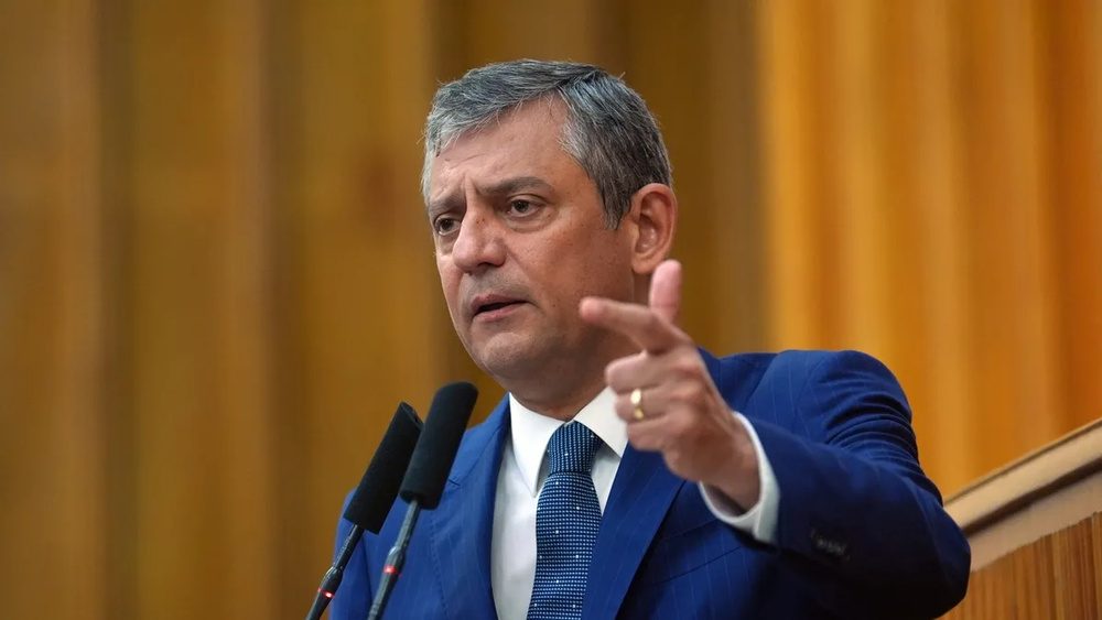 اوزگور اوزل سخنرانی خداحافظی خود را انجام داد: بازیچه ی دولت اردوغان نمی شوم
