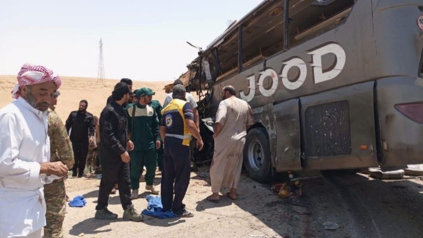 برخورد مرگبار اتوبوس نیروهای امنیتی با یک اتوبوس مسافربری در جاده دمشق–دیرالزور؛ ۱۹ کشته و ۲۷ زخمی
